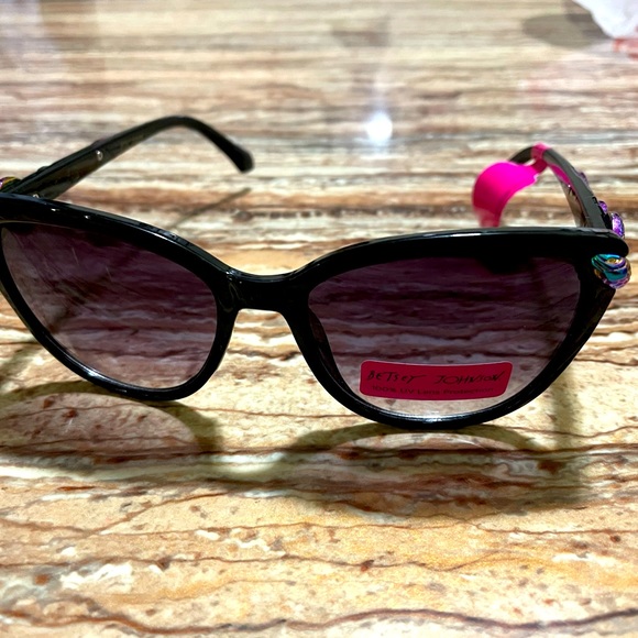 Betsey Johnson UV Protection Sunglasses - Picture 3 of 7